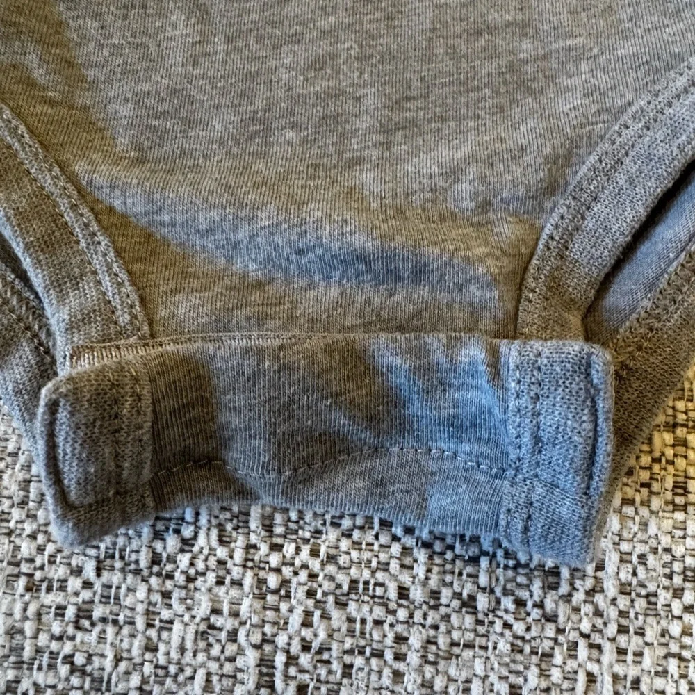 Nike Grey Baby Short Sleeve Onsie Bodysuitt Snap Bottoms Sz 12 Months